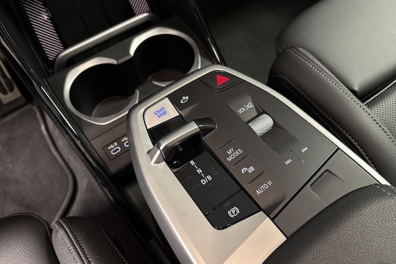 BMW iX1 10 of 17