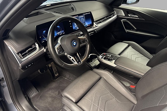BMW iX1 5 of 17