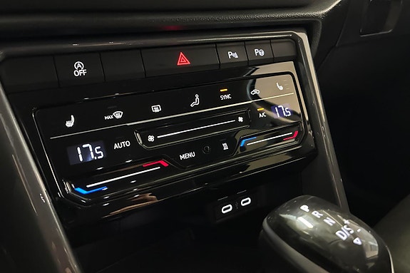 Volkswagen T-Roc 13 of 16