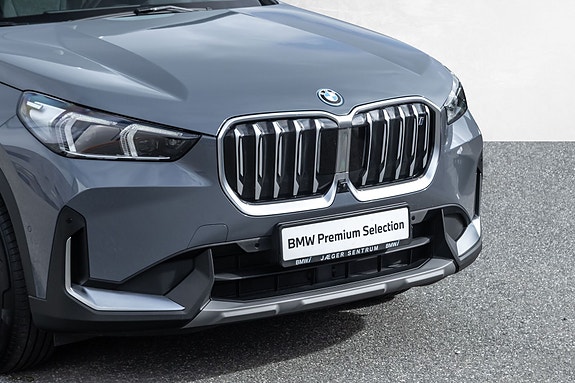 BMW iX1 2 of 30