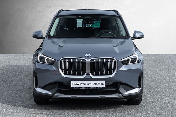 BMW iX1 4 of 30