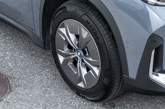 BMW iX1 3 of 30