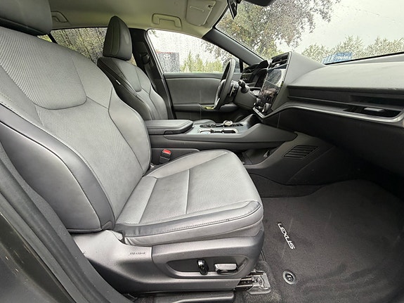 Lexus RZ450e 22 of 30