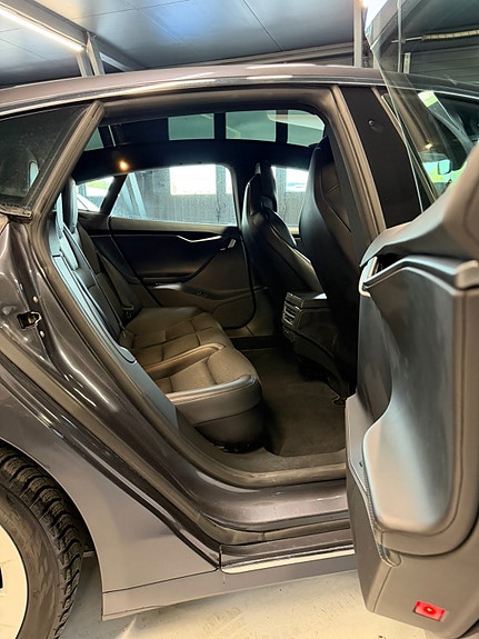 Tesla Model S 23 of 30