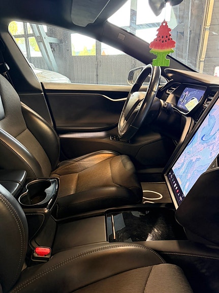Tesla Model S 20 of 30