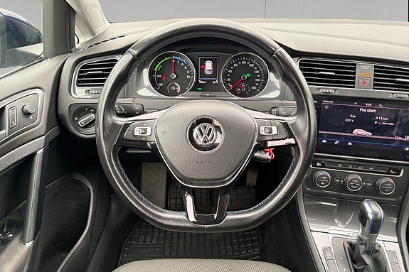 Volkswagen e-Golf VII 12 of 17