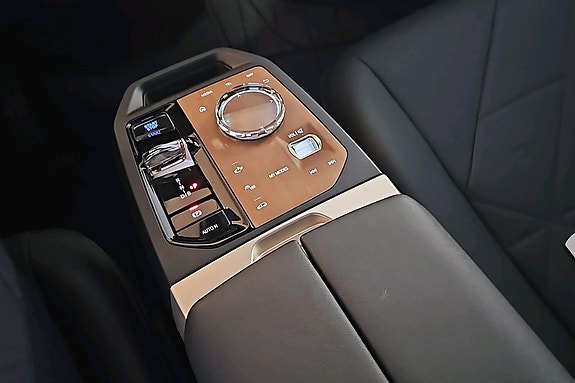 BMW iX 11 of 18