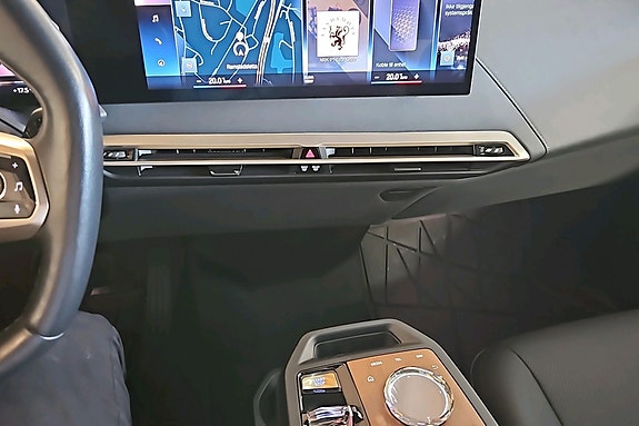 BMW iX 13 of 18