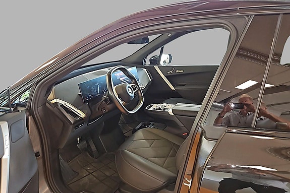 BMW iX 8 of 18