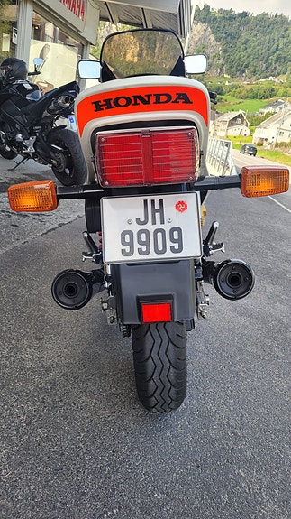Honda CB 1100R 4 of 19