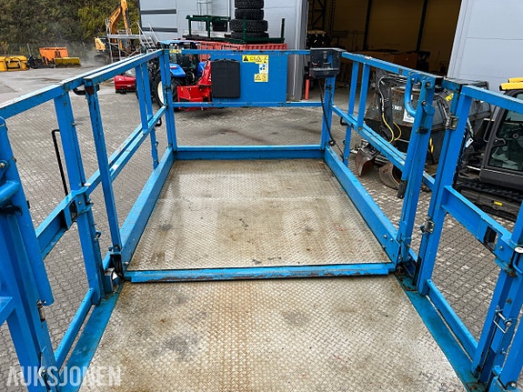 Genie GS-5390RT dieseldrevet terrengsakselift med 18,1 m arbeidshøyde og stor plattform 22 of 25
