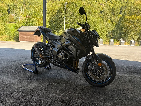 Suzuki GSX-S 750 2 of 9