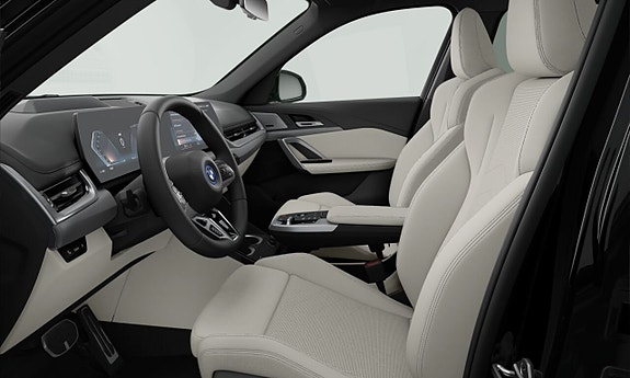 BMW iX1 3 of 5