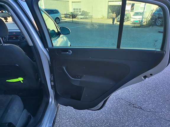 Volkswagen Golf Plus 21 of 30