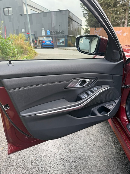 BMW 330e 13 of 30