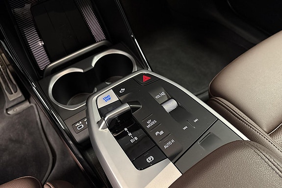 BMW iX1 12 of 17