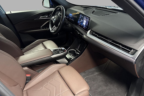 BMW iX1 7 of 17