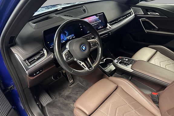 BMW iX1 5 of 17
