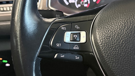 Volkswagen T-Roc 11 of 29