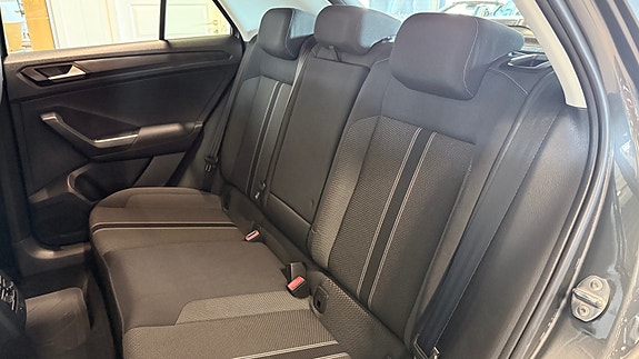 Volkswagen T-Roc 15 of 29