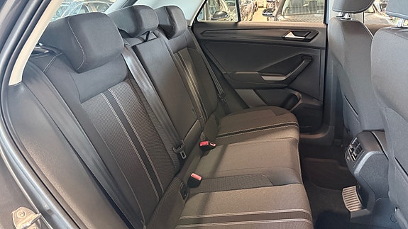 Volkswagen T-Roc 16 of 29
