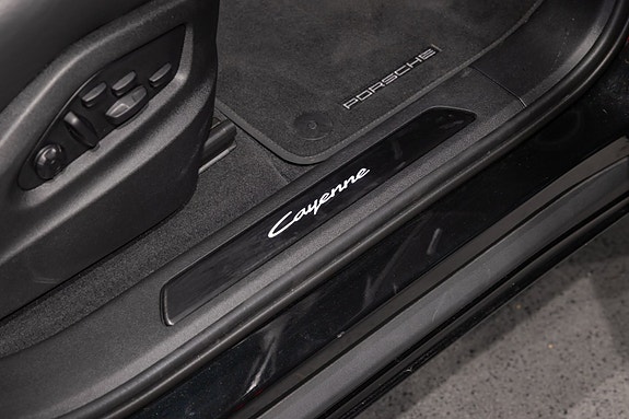 Porsche Cayenne 18 of 30