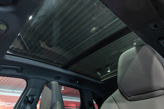 Porsche Cayenne 27 of 30