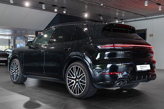 Porsche Cayenne 3 of 30