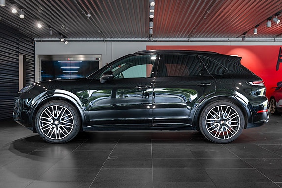 Porsche Cayenne 2 of 30