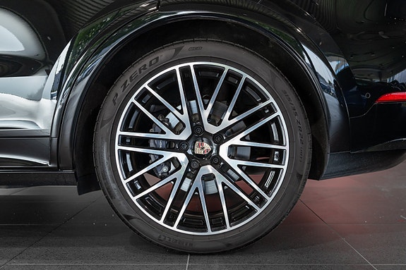 Porsche Cayenne 12 of 30