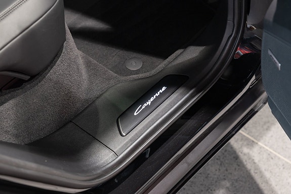 Porsche Cayenne 17 of 30
