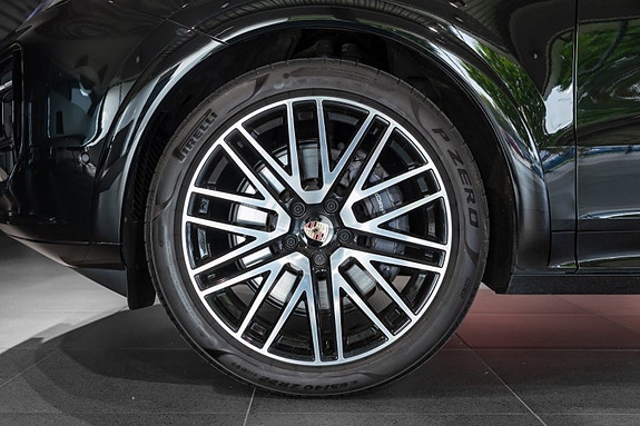 Porsche Cayenne 11 of 30