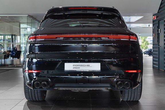 Porsche Cayenne 4 of 30