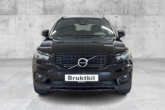Volvo XC40 2 of 21