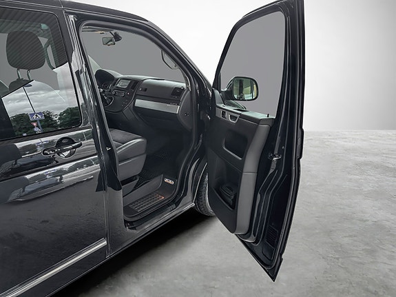 Volkswagen Multivan 18 of 30