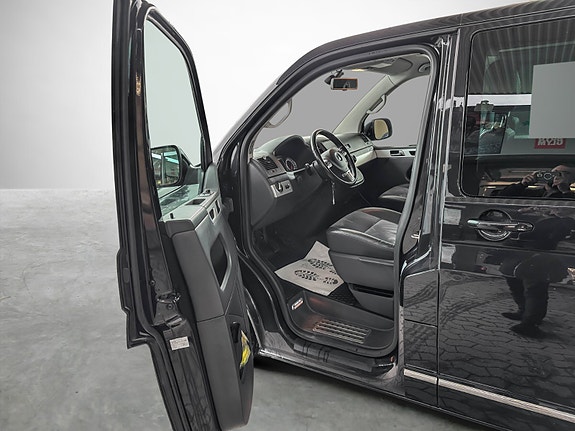 Volkswagen Multivan 9 of 30