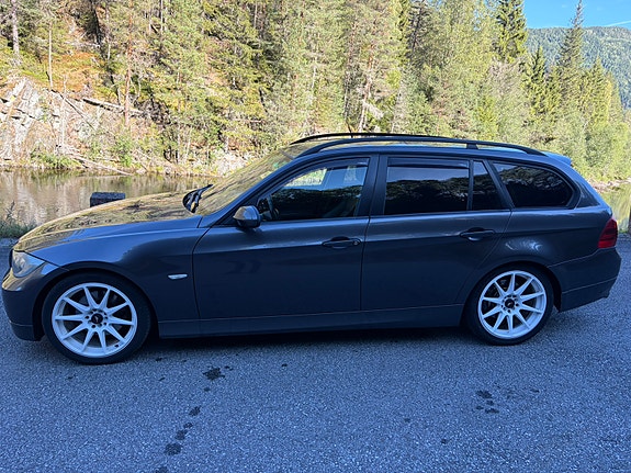 BMW 320d 4 of 17