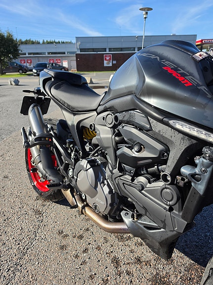Ducati Monster 950 7 of 11