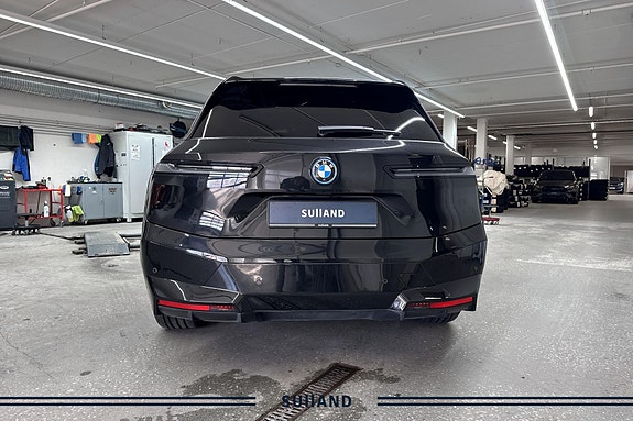 BMW iX 4 of 30
