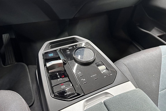 BMW iX 15 of 30