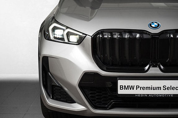BMW iX1 3 of 29