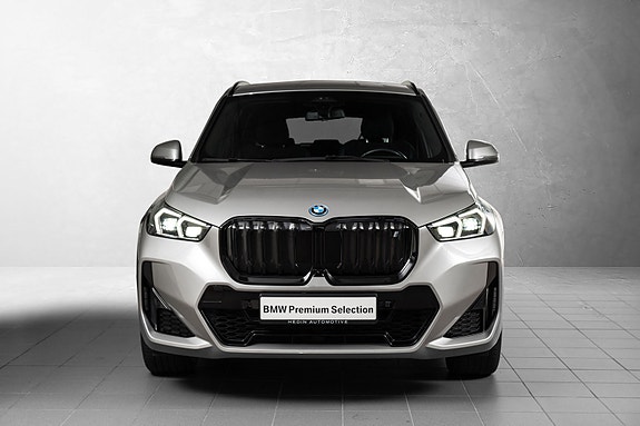 BMW iX1 2 of 29