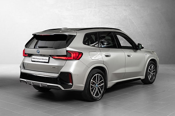 BMW iX1 7 of 29
