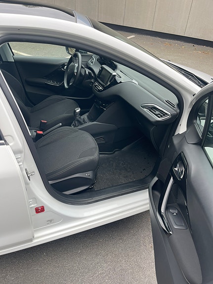 Peugeot 208 9 of 18
