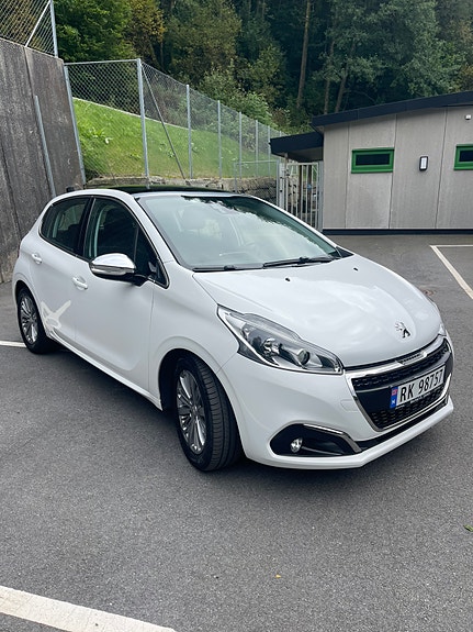Peugeot 208 2 of 18