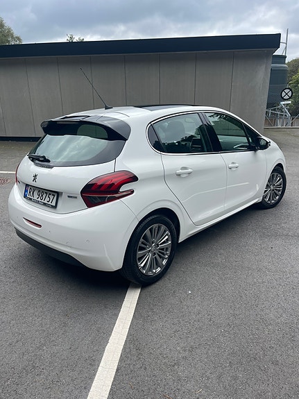 Peugeot 208 3 of 18