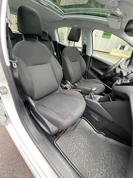 Peugeot 208 10 of 18