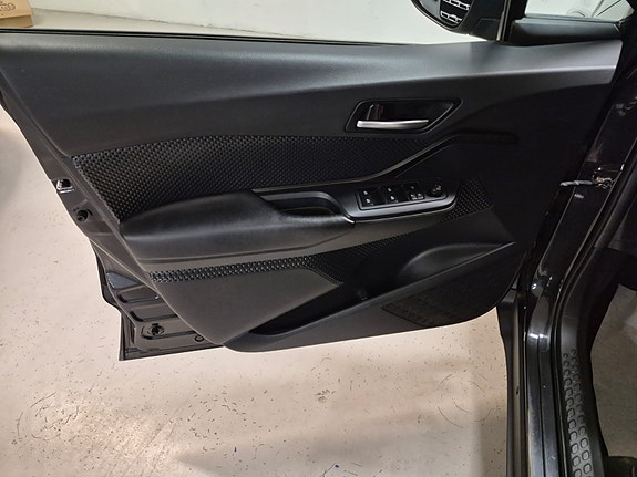 Toyota C-HR 12 of 21