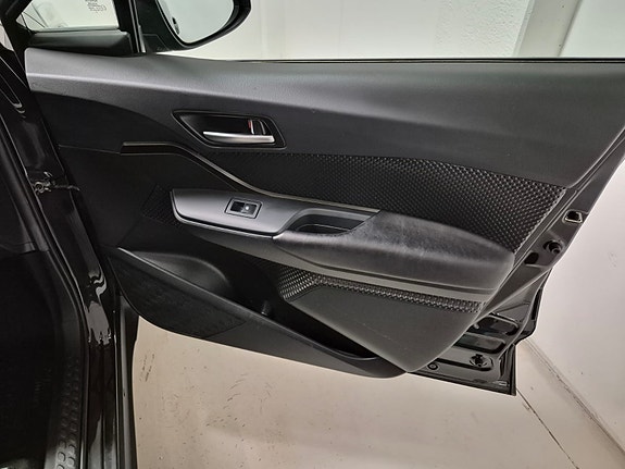 Toyota C-HR 16 of 21
