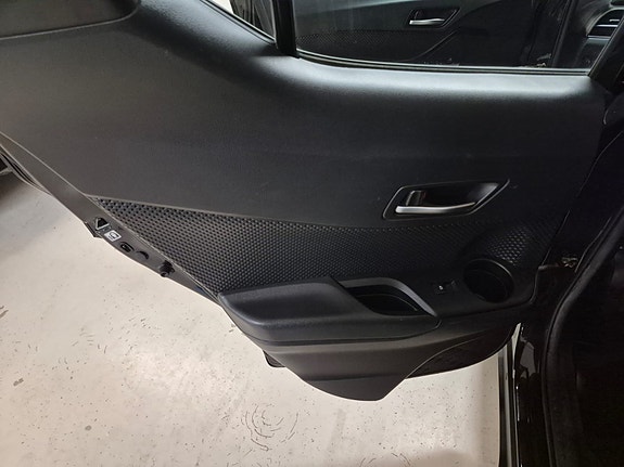 Toyota C-HR 10 of 21